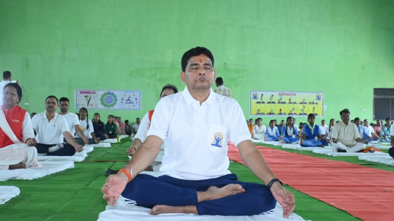 राजस्व मंत्री टंकराम वर्मा के साथ जिलेवासियों ने किया सामुहिक योगाभ्यास