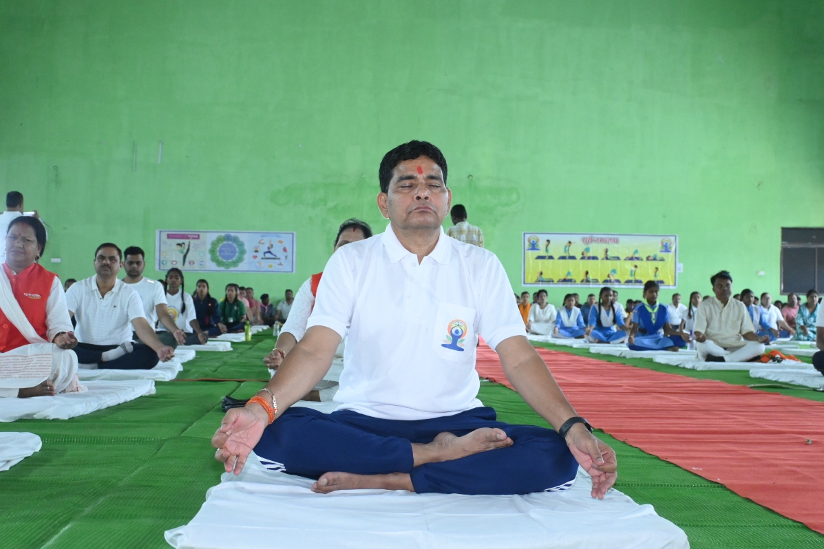राजस्व मंत्री टंकराम वर्मा के साथ जिलेवासियों ने किया सामुहिक योगाभ्यास