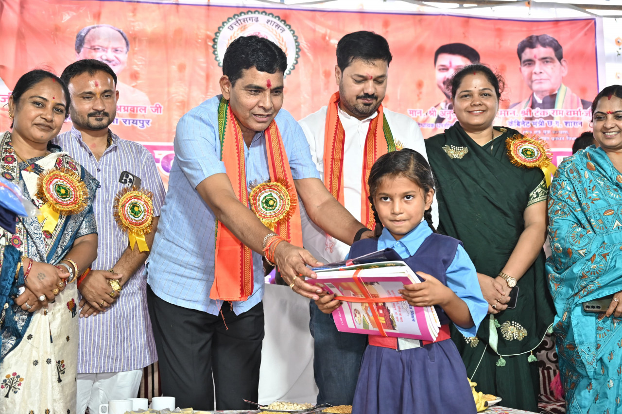 शिक्षा विकास का आधार, जीवन में लक्ष्य प्राप्त करने के लिए मेहनत जरूरी है :- राजस्व मंत्री टंक राम वर्मा