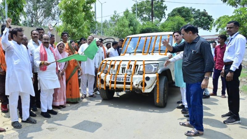 सुशासन की रोशनी वनांचल तक अचानकमार के 12 गांवों के सोलर पैनलों में लगाई जा रही नई बैटरियां