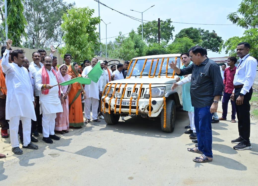 सुशासन की रोशनी वनांचल तक अचानकमार के 12 गांवों के सोलर पैनलों में लगाई जा रही नई बैटरियां