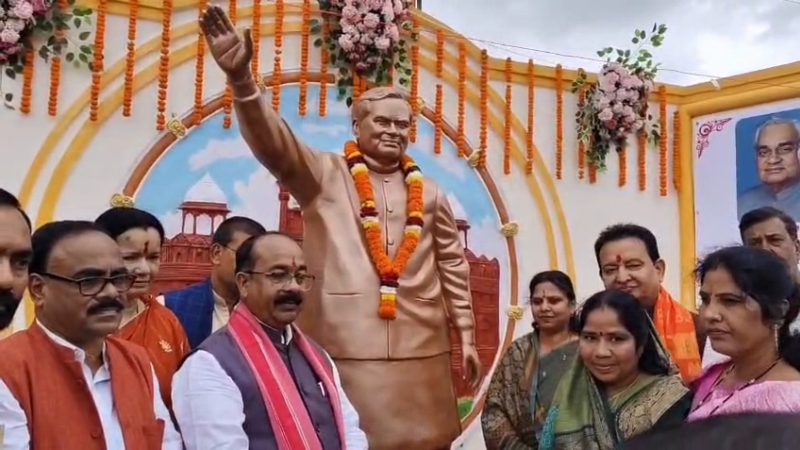 उपमुख्यमंत्री अरुण साव ने किया अटल जी की आदमकद प्रतिमा का अनावरण, व्यक्तित्व को बताया युगद्रष्टा