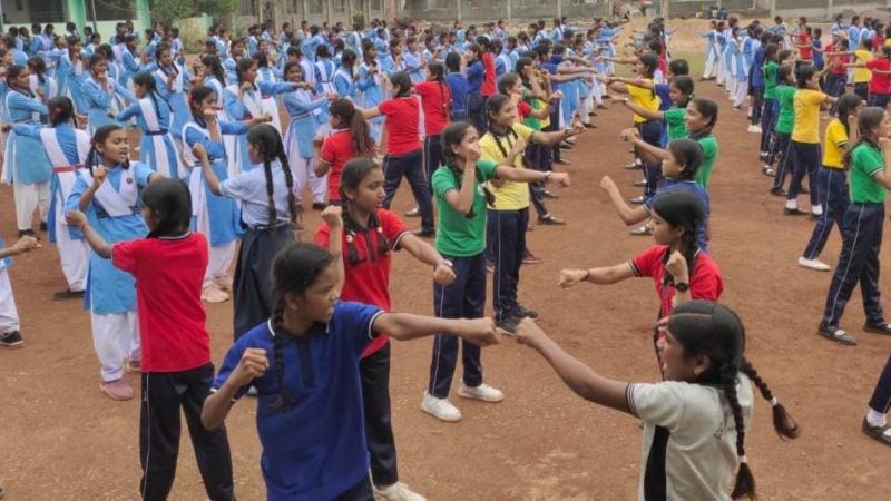 बालिकाओं को आत्मरक्षा और सिलाई का प्रशिक्षण