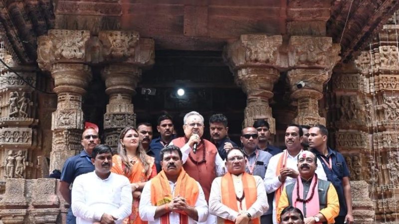 हर-हर महादेव से गूंज उठा भोरमदेव : मुख्यमंत्री विष्णुदेव साय ने हेलीकॉप्टर से पुष्पवर्षा कर हजारों कांवड़ियों का किया भव्य स्वागत