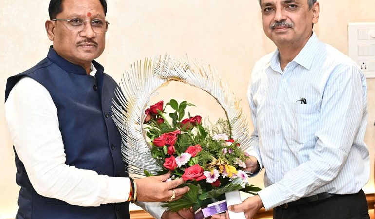 मुख्यमंत्री साय से भारत सरकार में भूमि संसाधन सचिव ने की सौजन्य भेंट