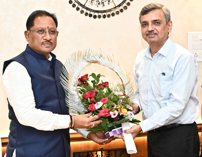 मुख्यमंत्री साय से भारत सरकार में भूमि संसाधन सचिव ने की सौजन्य भेंट