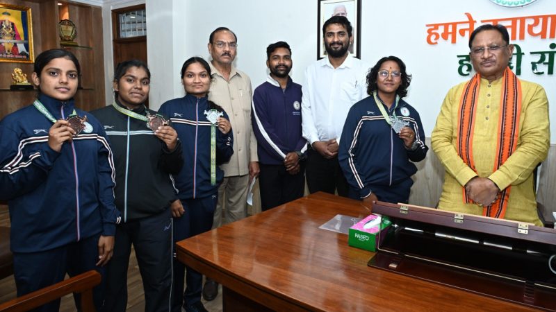 मुख्यमंत्री साय से किक बॉक्सिंग पदक विजेता खिलाड़ियों ने की सौजन्य मुलाकात