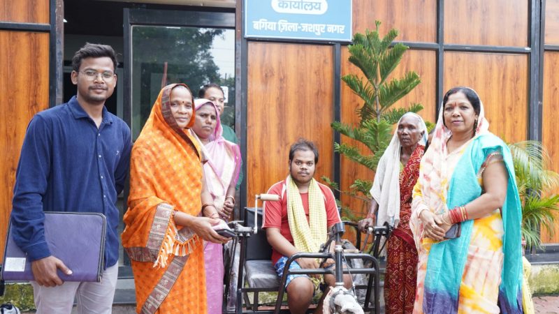 सीएम कैंप कार्यालय में दिव्यांग नारायण सिंह को मिली ट्राईसायकल