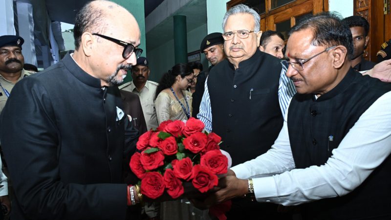 मुख्यमंत्री साय ने राज्यपाल डेका का विधानसभा परिसर में किया आत्मीय स्वागत