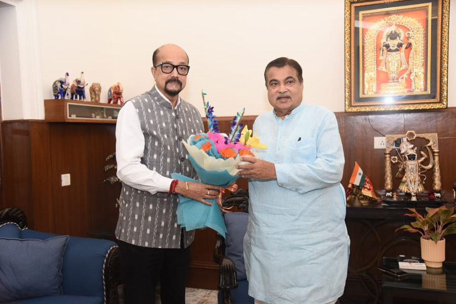 राज्यपाल डेका ने केन्द्रीय सड़क परिवहन एवं राजमार्ग मंत्री गड़करी से की सौजन्य भेंट