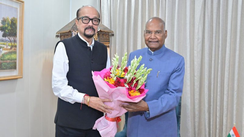 पूर्व राष्ट्रपति कोविंद से राज्यपाल डेका ने की सौजन्य भेंट