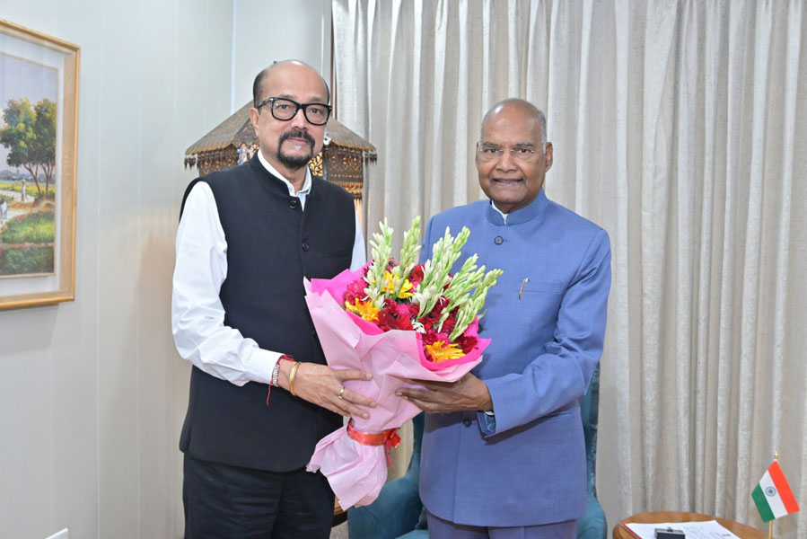 पूर्व राष्ट्रपति कोविंद से राज्यपाल डेका ने की सौजन्य भेंट