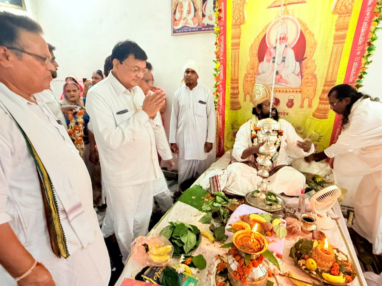 गुरु पूर्णिमा पर उद्योग मंत्री देवांगन में सद्गुरु कबीर आश्रम में की पूजा अर्चना कर लिया आशीर्वाद, प्रदेश वासियों के खुशहाली की कामना की