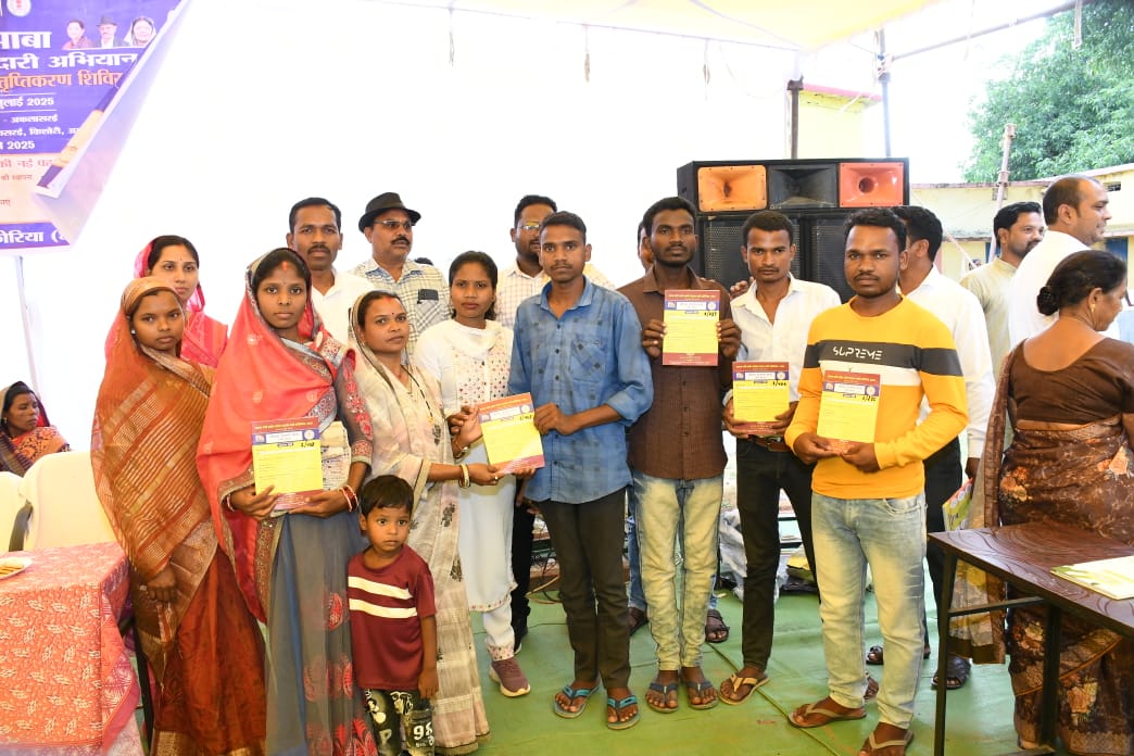 धरती आबा शिविरों में जनजाति समुदाय के लोगों के चेहरे में आई रौनक