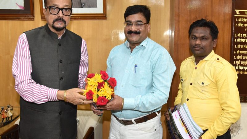 राज्यपाल डेका से गेंड़ी लोक नृत्य कलाकार ने की भेंट