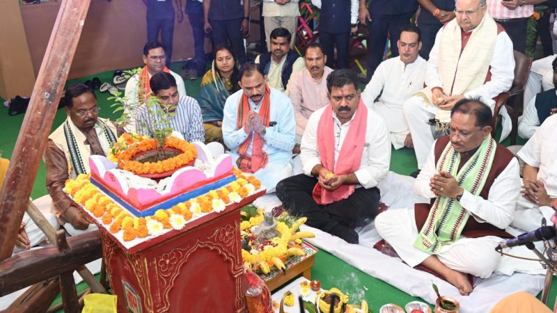 मुख्यमंत्री निवास में हरेली उत्सव: साय ने गौरी-गणेश, नवग्रह की पूजा कर भगवान शिव का किया अभिषेक