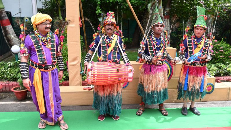 मुख्यमंत्री निवास में हरेली उत्सव: पारंपरिक लोक यंत्रों के साथ सुंदर नाचा का हो रहा आयोजन