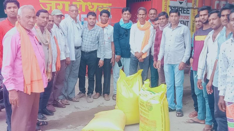 सहकारी समितियों के माध्यम से खाद और बीज की पर्याप्त आपूर्ति