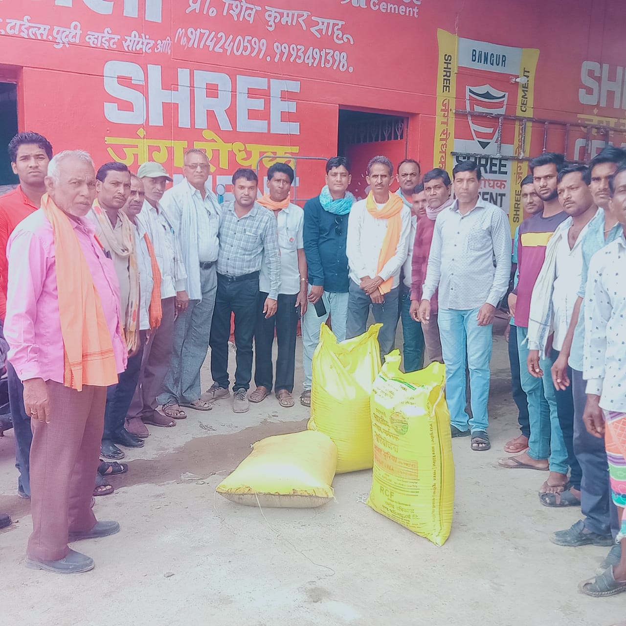 सहकारी समितियों के माध्यम से खाद और बीज की पर्याप्त आपूर्ति