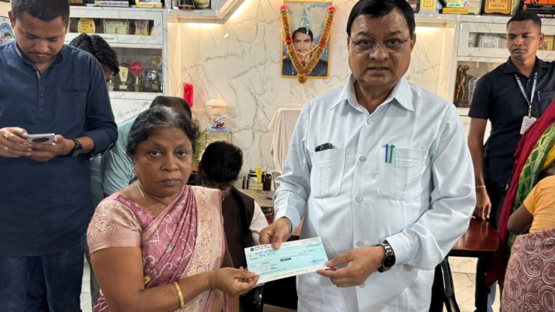 मंत्री लखनलाल देवांगन ने 10 परिवारों को दिए सहायता राशि का चेक