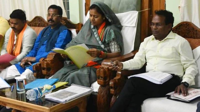 आंगनबाड़ियों की व्यवस्था और कुपोषण उन्मूलन पर ध्यान दें अधिकारी: मंत्री श्रीमती राजवाड़े