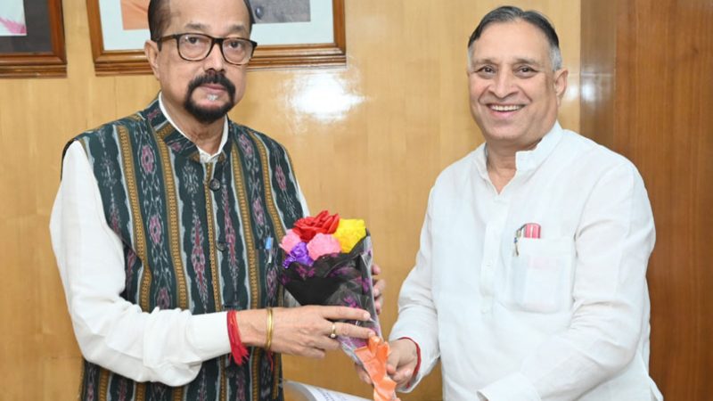 राज्यपाल डेका से महावीर अंतरमहाद्वीपीय सेवा संगठन के महासचिव ने की सौजन्य भेंट