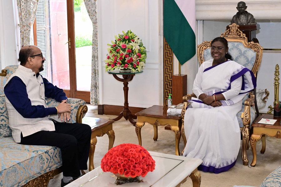 राष्ट्रपति श्रीमती मुर्मु से राज्यपाल डेका ने की सौजन्य भेंट