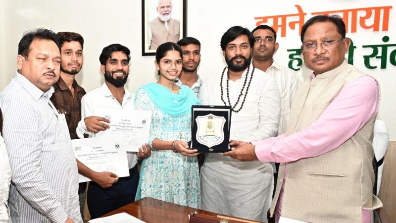 मुख्यमंत्री विष्णुदेव साय से पंथी नृत्य दल ने की सौजन्य मुलाकात