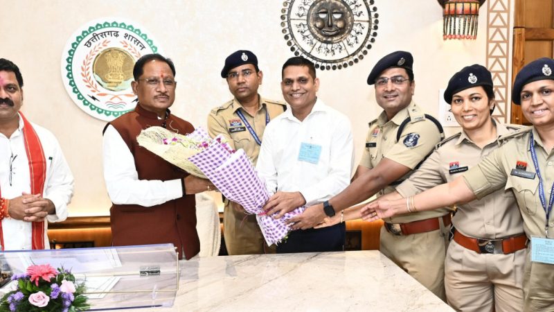 मुख्यमंत्री विष्णु देव साय से राज्य पुलिस सेवा अधिकारियों ने की सौजन्य भेंट
