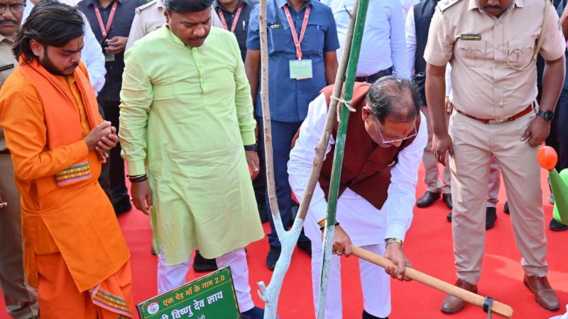 मुख्यमंत्री विष्णु देव साय ने नवीन विधानसभा परिसर में किया पौधरोपण