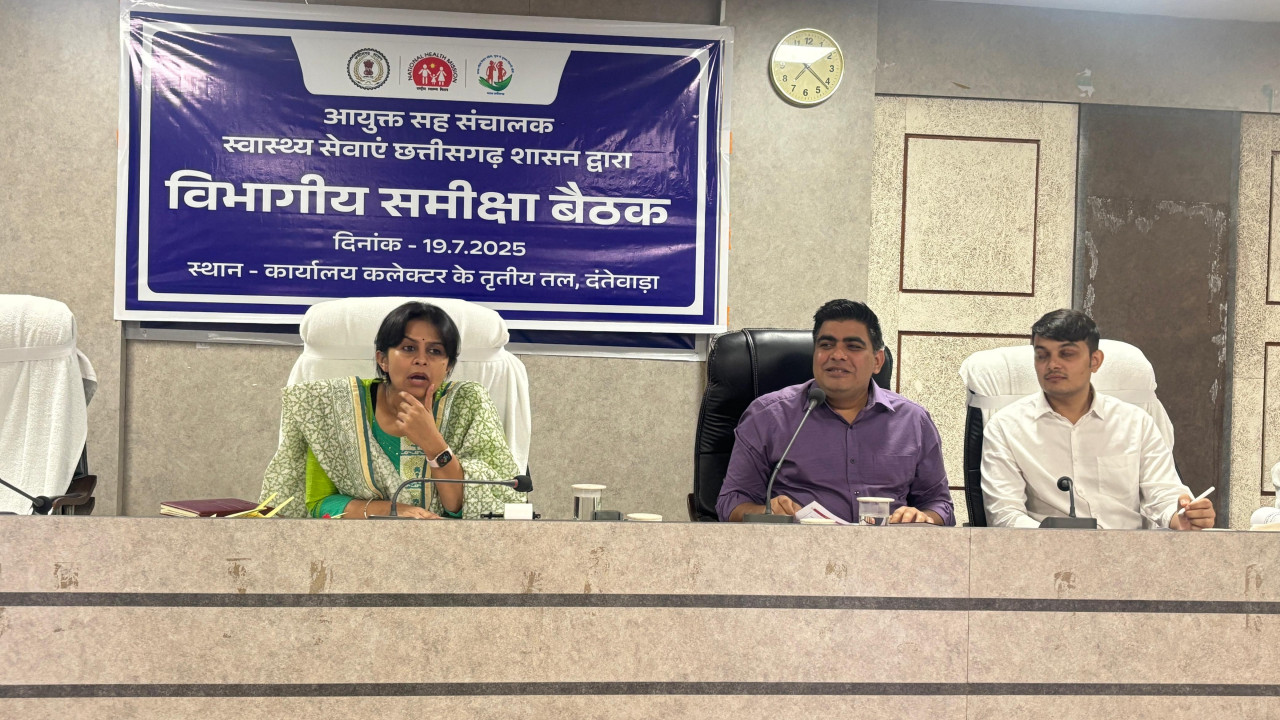 आयुक्त एवं सह-संचालक डॉ. प्रियंका शुक्ला ने दंतेवाड़ा में स्वास्थ्य सेवाओं की गहन समीक्षा की