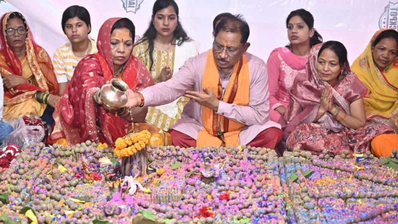 मुख्यमंत्री विष्णुदेव साय ने श्री फलेश्वरनाथ महादेव मंदिर में पूजा अर्चना कर प्रदेशवासियों की सुख समृद्धि और खुशहाली की मंगलकामना की