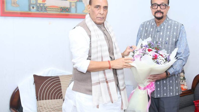 राज्यपाल डेका ने रक्षा मंत्री राजनाथ सिंह से सौजन्य भेंट की