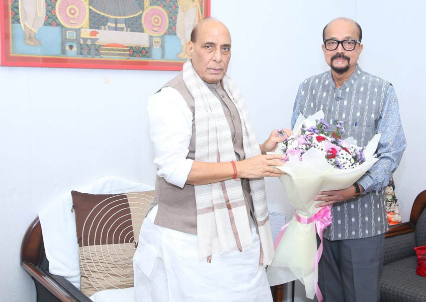 राज्यपाल डेका ने रक्षा मंत्री राजनाथ सिंह से सौजन्य भेंट की