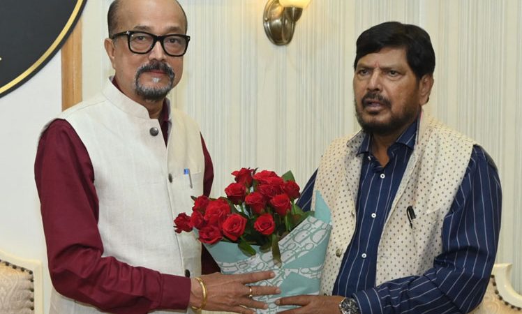 राज्यपाल डेका से केन्द्रीय सामाजिक न्याय और अधिकारिता राज्य मंत्री ने की सौजन्य भेंट