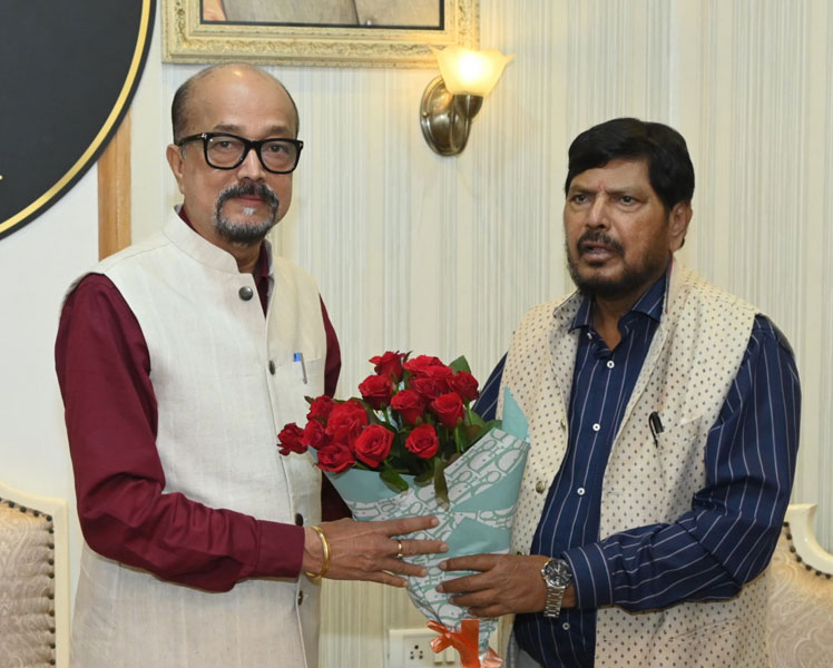 राज्यपाल डेका से केन्द्रीय सामाजिक न्याय और अधिकारिता राज्य मंत्री ने की सौजन्य भेंट