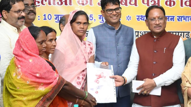मुख्यमंत्री विष्णुदेव साय ने रेडी टू ईट निर्माण एवं वितरण हेतु रायगढ़ में 10 महिला स्व-सहायता समूहों को सौंपे अनुबंध पत्र