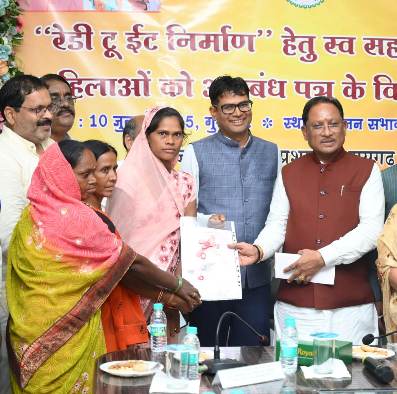 मुख्यमंत्री विष्णुदेव साय ने रेडी टू ईट निर्माण एवं वितरण हेतु रायगढ़ में 10 महिला स्व-सहायता समूहों को सौंपे अनुबंध पत्र