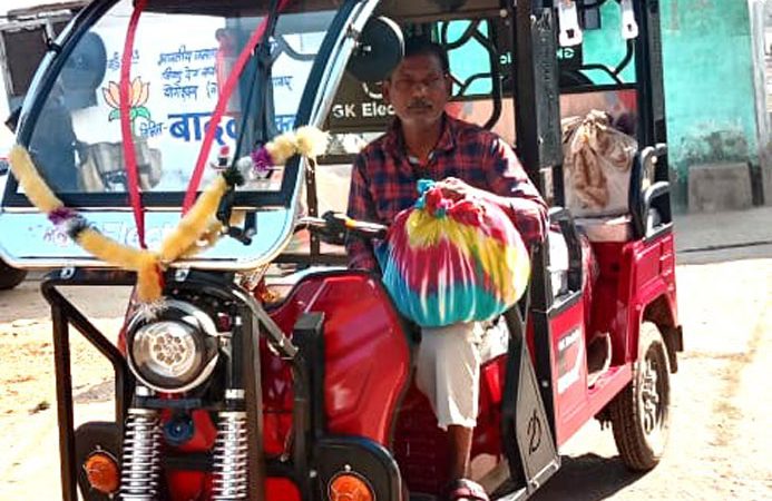 गंगा बाई ने ई-रिक्शा खरीदकर बदली परिवार की तस्वीर