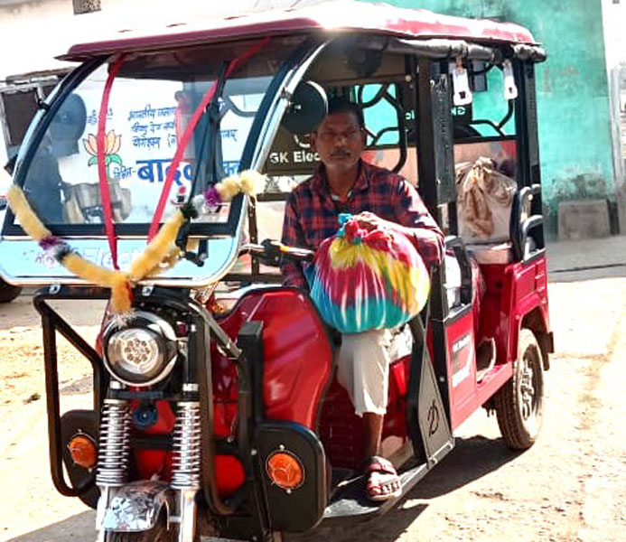गंगा बाई ने ई-रिक्शा खरीदकर बदली परिवार की तस्वीर