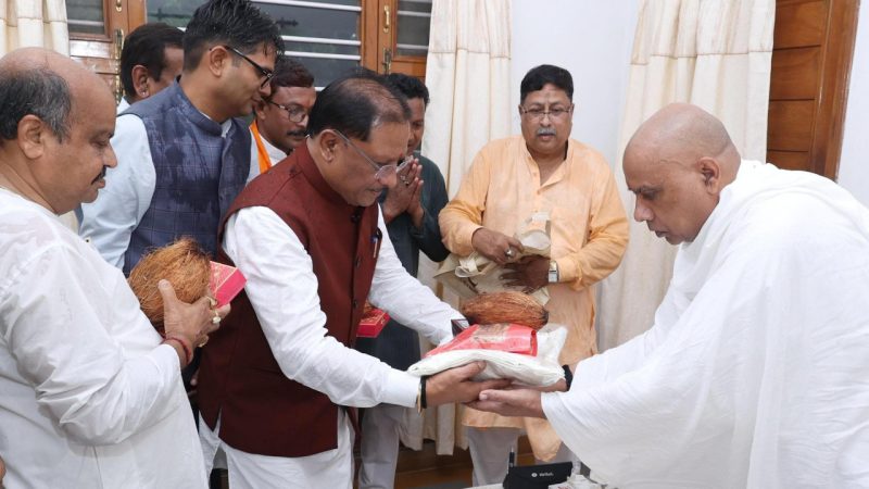 मुख्यमंत्री विष्णु देव साय गुरु पूर्णिमा के अवसर पर रायगढ़ जिले के ग्राम बनोरा स्थित अघोर गुरुपीठ में गुरु दर्शन के लिए पहुंचे