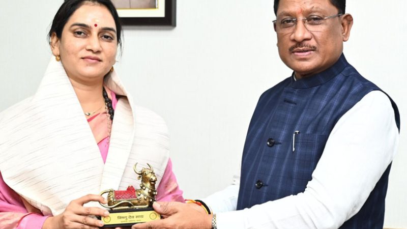 मुख्यमंत्री विष्णु देव साय ने वॉटर वुमन शिप्रा पाठक का किया सम्मान