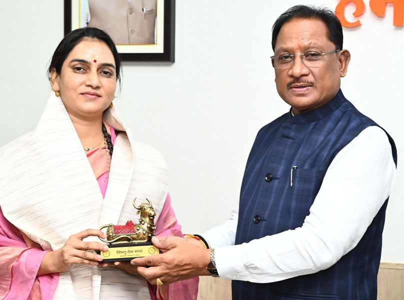 मुख्यमंत्री विष्णु देव साय ने वॉटर वुमन शिप्रा पाठक का किया सम्मान