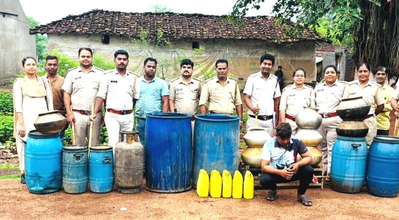 75 लीटर कच्ची शराब और 900 किलोग्राम गुड़ निर्मित पाश जब्त