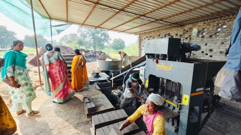 स्व सहायता समूह की दीदी आजीविका मूलक गतिविधियों से जुड़कर बनी आत्मनिर्भर