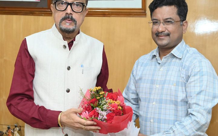 राज्यपाल डेका से आदिम जाति विभाग के प्रमुख सचिव बोरा ने की सौजन्य भेंट