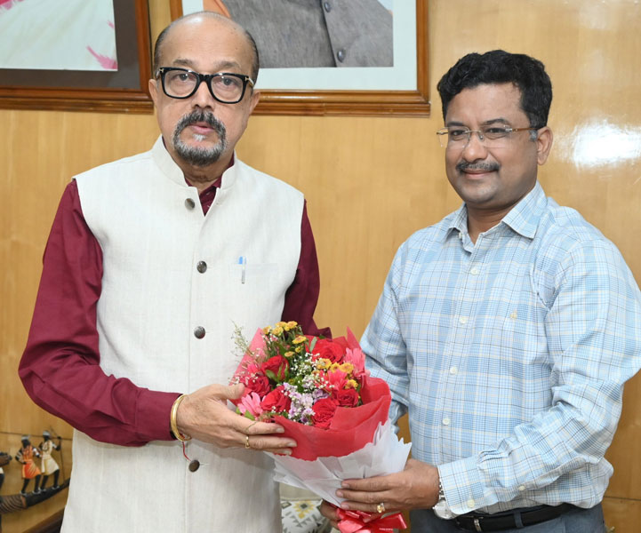 राज्यपाल डेका से आदिम जाति विभाग के प्रमुख सचिव बोरा ने की सौजन्य भेंट