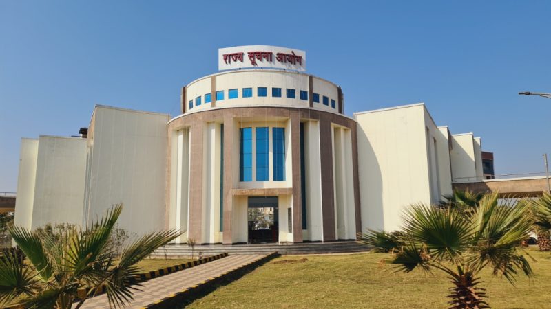 जनसूचना अधिकारी पत्राचार करते समय अपना नाम, पदनाम और पदस्थापना स्थल का उल्लेख करें