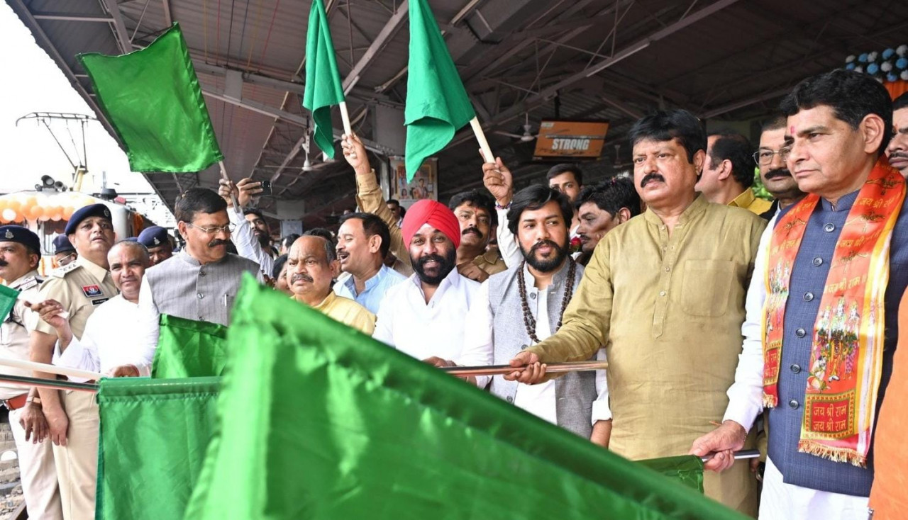 रजत जयंती वर्ष में सांस्कृतिक चेतना को नई उड़ान: ‘श्री रामलला दर्शन योजना’ अंतर्गत रायपुर से विशेष ट्रेन हुई रवाना