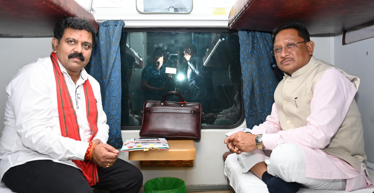 मुख्यमंत्री विष्णु देव साय ट्रेन से सरगुजा के लिए हुए रवाना